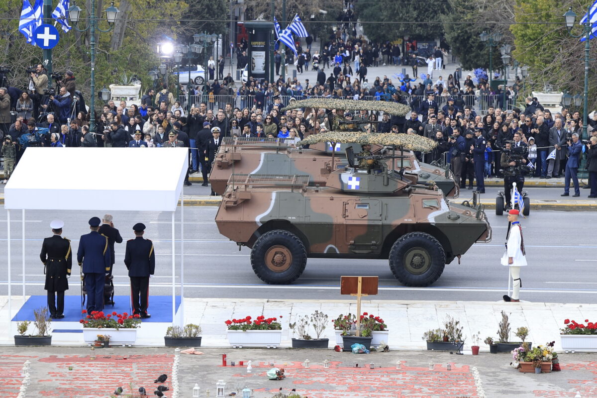 25η Μαρτίου: Στιγμιότυπα από την εντυπωσιακή στρατιωτική παρέλαση στην Αθήνα – Εντυπωσίασαν τα M-117, τα drones και τα σύγχρονα οπλικά συστήματα