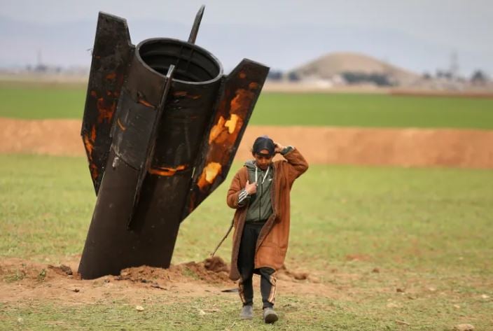 Συρία: Παιδιά αναρριχώνται σε πύραυλο που «καρφώθηκε» στο χώμα – ΕΙΚΟΝΕΣ 7 Συρία: Παιδιά αναρριχώνται σε πύραυλο που «καρφώθηκε» στο χώμα – ΕΙΚΟΝΕΣ