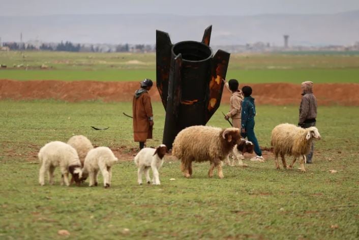 Συρία: Παιδιά αναρριχώνται σε πύραυλο που «καρφώθηκε» στο χώμα – ΕΙΚΟΝΕΣ 6 Συρία: Παιδιά αναρριχώνται σε πύραυλο που «καρφώθηκε» στο χώμα – ΕΙΚΟΝΕΣ