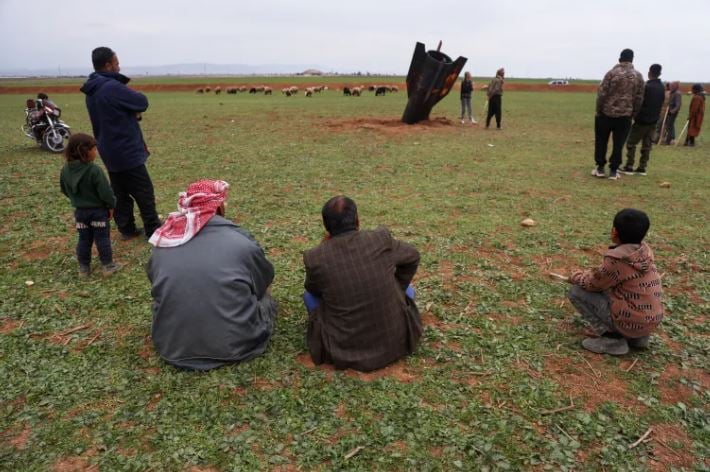 Συρία: Παιδιά αναρριχώνται σε πύραυλο που «καρφώθηκε» στο χώμα – ΕΙΚΟΝΕΣ 5 Συρία