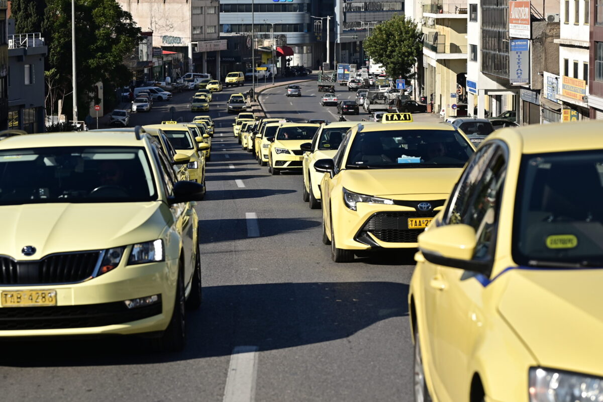 Ακινητοποιημένα τα ταξί στην Αττική έως το Σάββατο, επιστρέφουν οι οδηγοί στην περιφέρεια – Προειδοποιούν με νέες απεργίες
