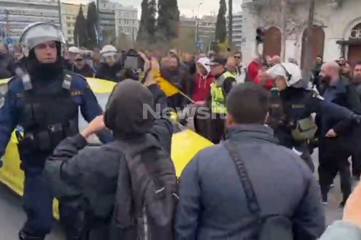 Σύνταγμα: Απεργοί επιτέθηκαν σε ταξιτζή εν ώρα εργασίας, τον εξύβρισαν και του πέταξαν καφέδες – Δείτε το βίντεο