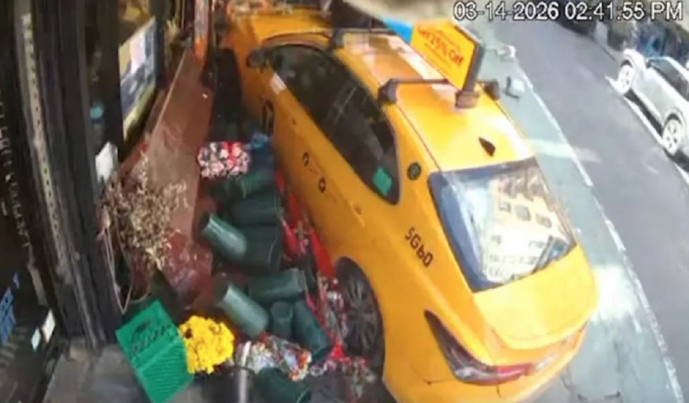 Βίντεο από σοκαριστικό ατύχημα: Ταξί εκτροχιάστηκε και χτύπησε δύο γυναίκες έξω από κατάστημα