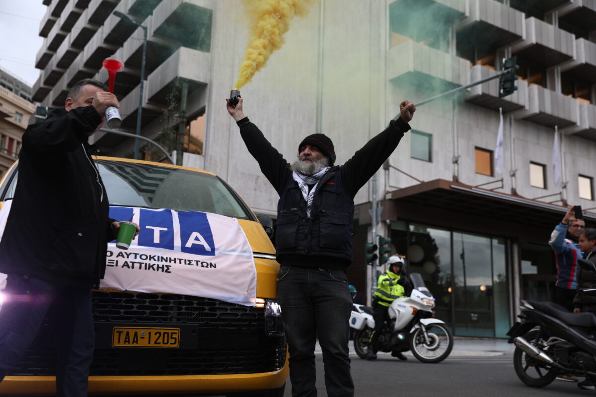 Απεργία ταξί: Έγινε το μεσημέρι η διαμαρτυρία στο Σύνταγμα – Εντείνονται οι κινητοποιήσεις τη Δευτέρα
