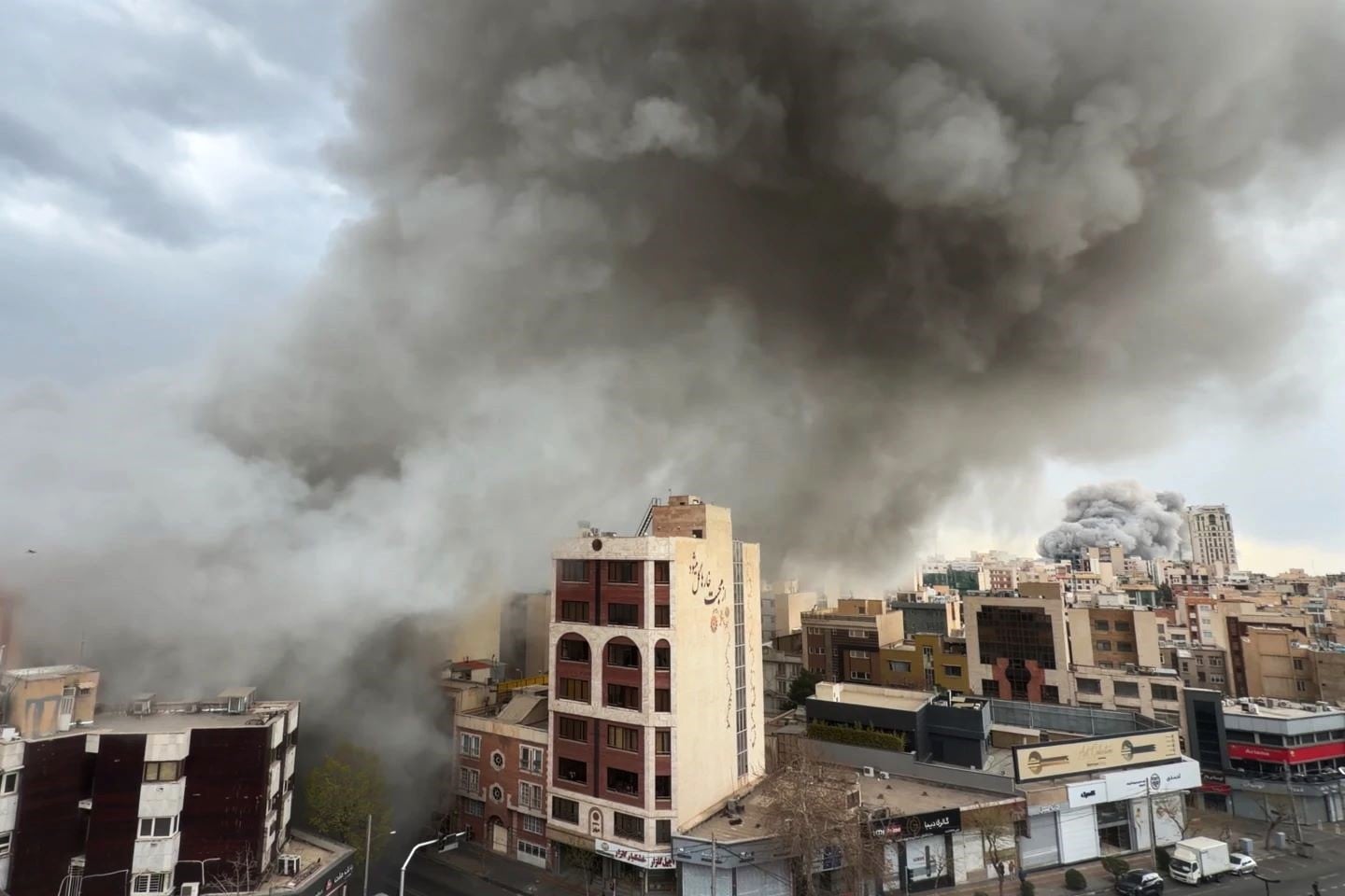 Ισραήλ: Ισχυροί βομβαρδισμοί σε 40 ιρανικά εργοστάσια όπλων – Πάνω από 80 εκρήξεις στην Τεχεράνη