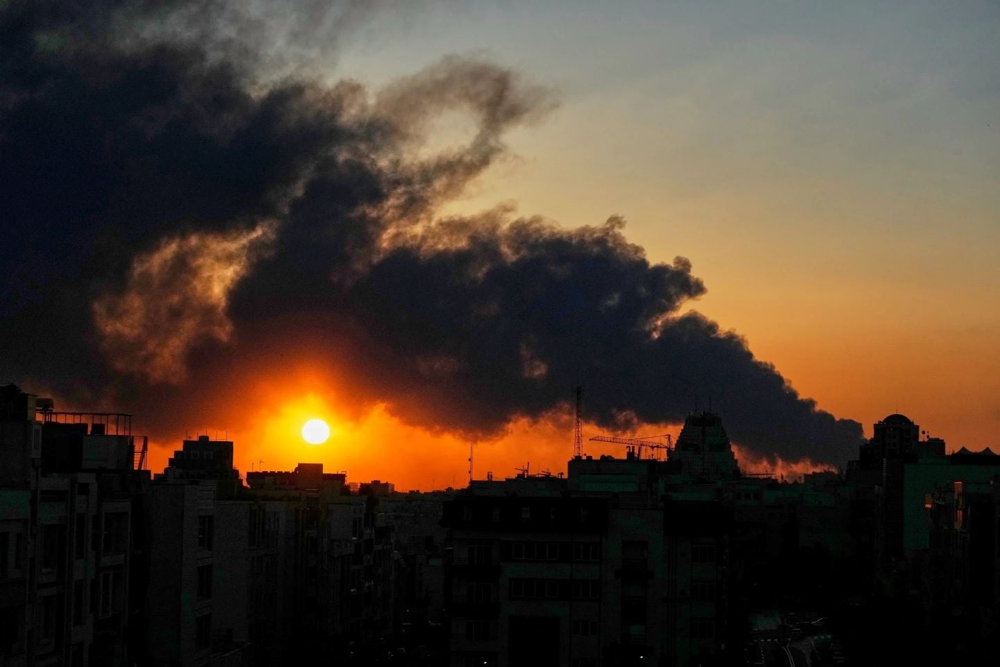 Ιράν: Ισραηλινές αεροπορικές επιθέσεις σε Τεχεράνη και Καράτζ – Το 19ο κύμα αντιποίνων από τους IRGC ξεκινά