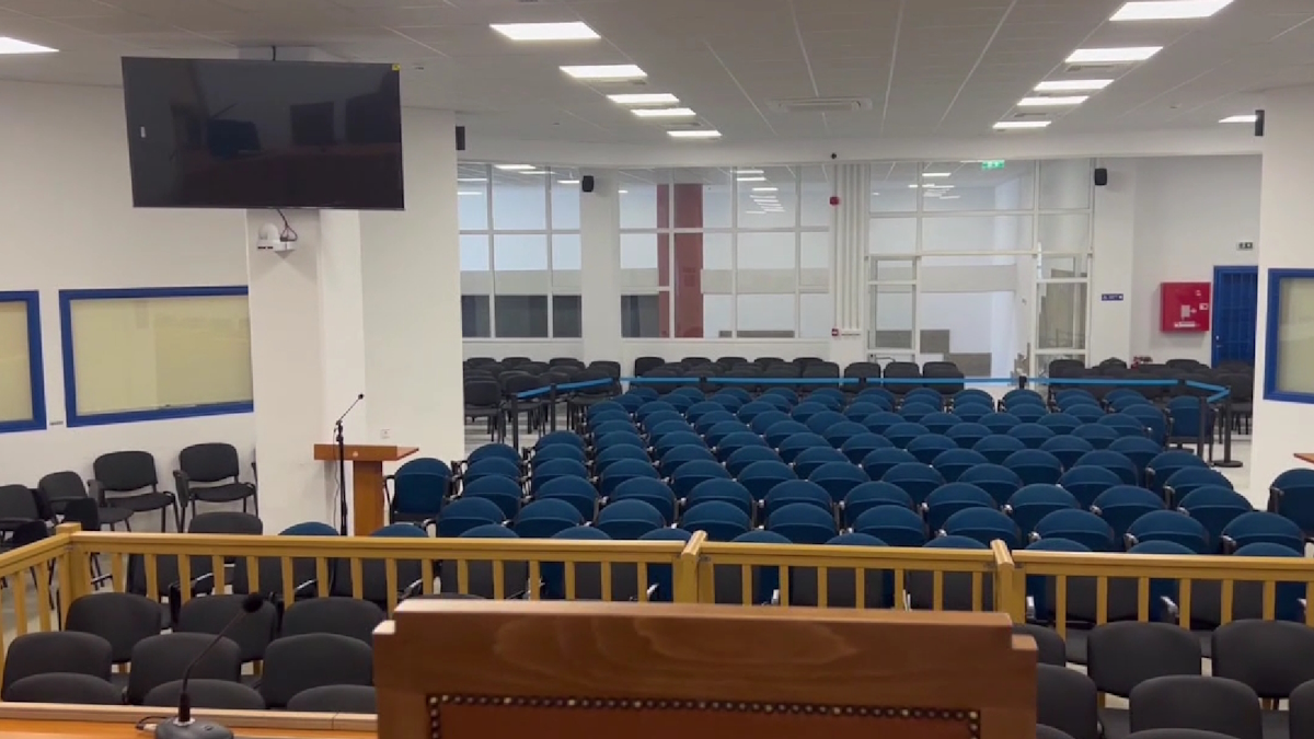 Δίκη για τα Τέμπη: Βίντεο από τις μετατροπές στην αίθουσα – Ετικέτες στις θέσεις, αυστηρές οδηγίες και ενισχυμένα μέτρα