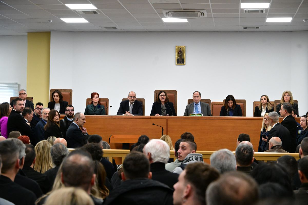 Τέμπη: Η σφοδρή αντιπαράθεση Σεβαστίδη – Κωνσταντοπούλου, η ανανέωση της αίθουσας και το σχέδιο δικαστών και αστυνομίας για τη δίκη