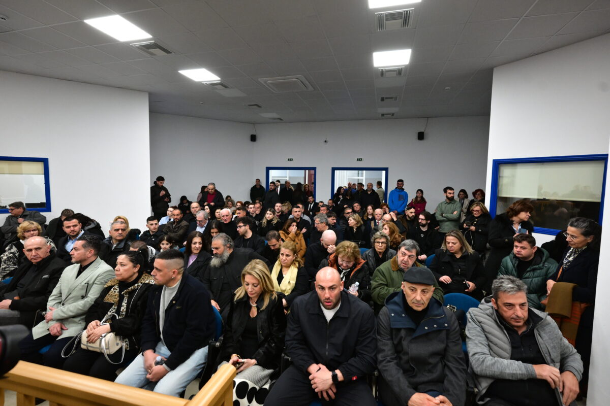 Τέμπη: Οι τροποποιήσεις στη δικαστική αίθουσα μετά τις αντιδράσεις των συγγενών των θυμάτων της τραγωδίας