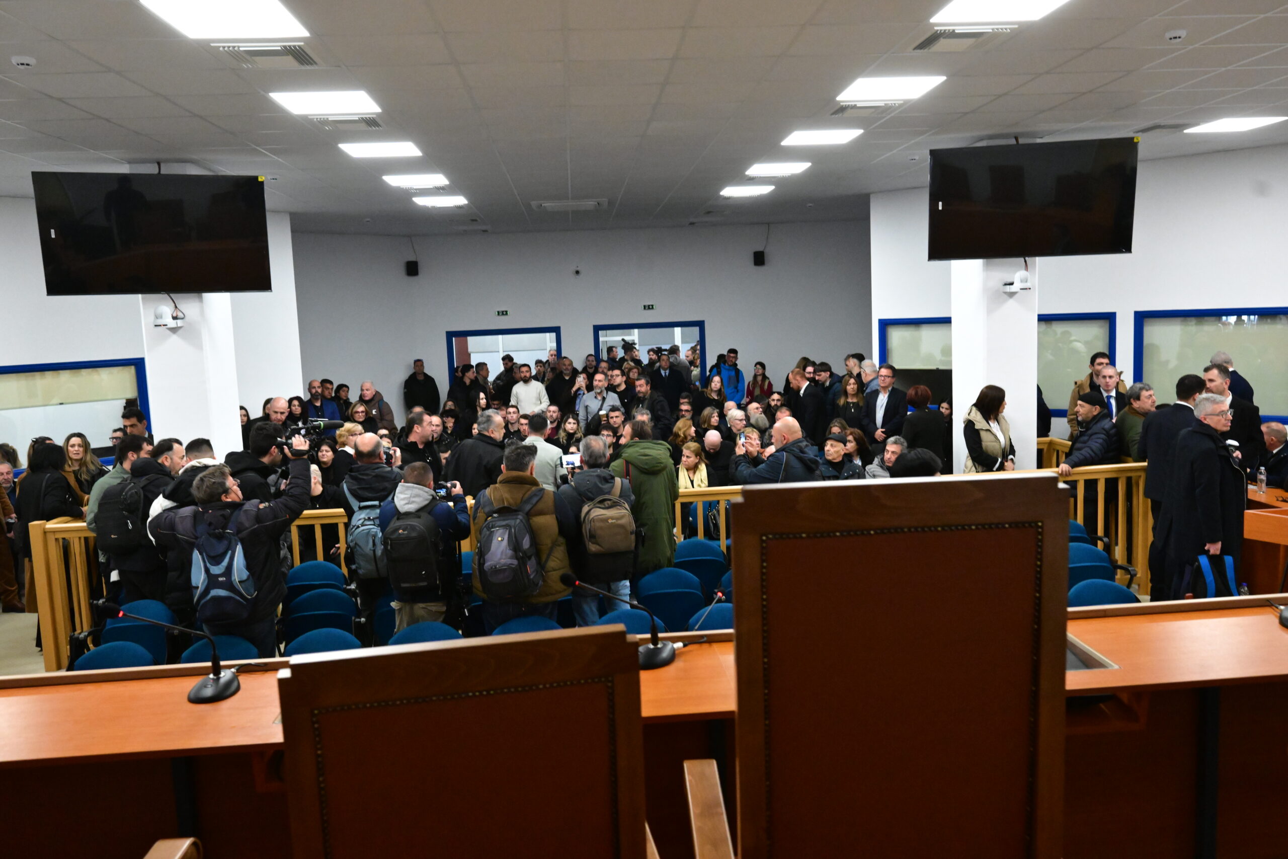 Η δίκη για την τραγωδία των Τεμπών δεν άρχισε ποτέ: 4 αναβολές, εντάσεις, ταλαιπωρία και μια εντελώς ακατάλληλη αίθουσα