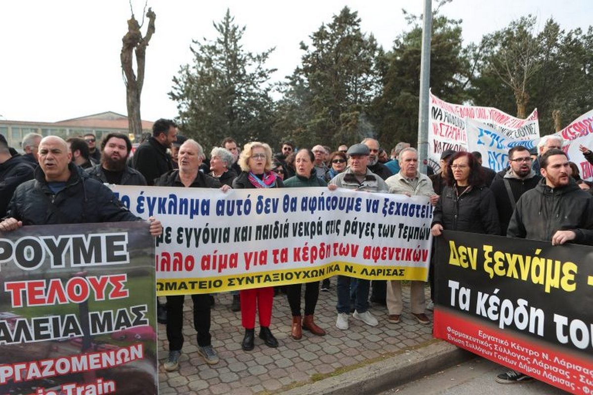 Έντονες αντιδράσεις από την αντιπολίτευση για τις εξελίξεις στη δίκη των Τεμπών