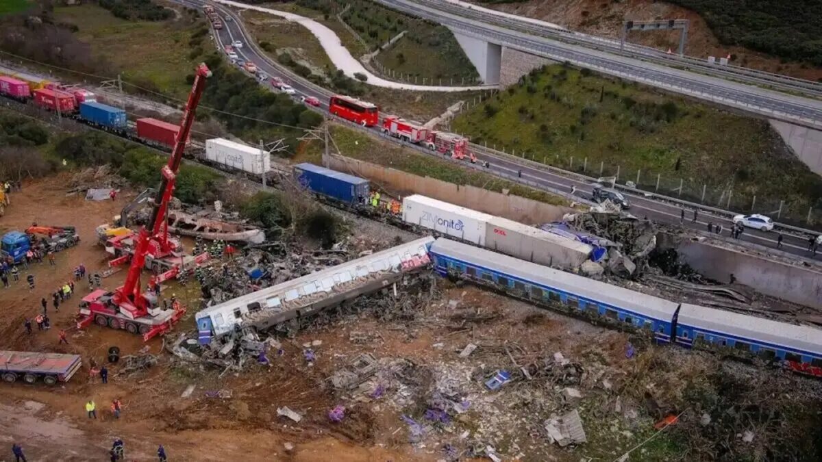 Τέμπη: Η στιγμή της δικαιοσύνης για τη σιδηροδρομική καταστροφή – 36 κατηγορούμενοι ενώπιον των συγγενών των 57 θυμάτων