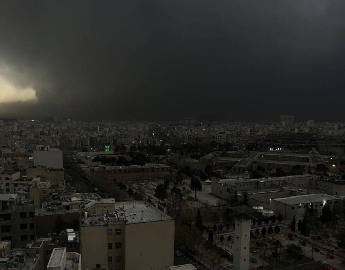 Ιράν: Σκοτεινός καπνός καλύπτει τον ουρανό της Τεχεράνης μετά από επιθέσεις σε πετρελαϊκές μονάδες – Προειδοποιήσεις για δηλητηριώδη βροχή