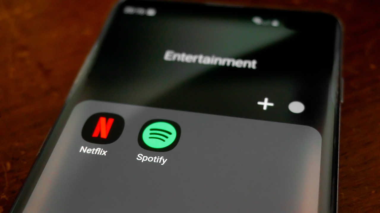 Θέλεις φθηνότερο Netflix και Spotify; Τα νόμιμα κόλπα που δουλεύουν
