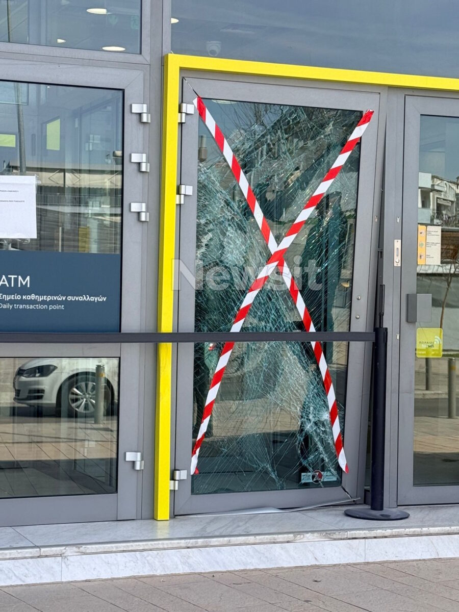 Θεσσαλονίκη: 80χρονος έριξε το όχημά του στην πρόσοψη τράπεζας – «Μου έχουν δεσμεύσει όλη την περιουσία, έχασα το μυαλό μου»