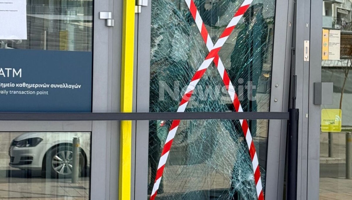 Θεσσαλονίκη: 80χρονος έριξε το όχημά του στην πρόσοψη τράπεζας – «Μου έχουν δεσμεύσει όλη την περιουσία, έχασα το μυαλό μου»