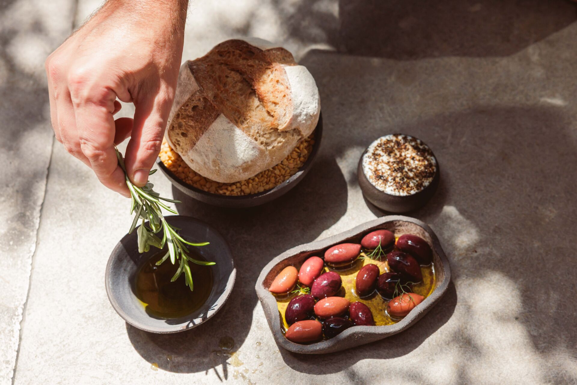 Το W Costa Navarino ανοίγει ξανά στις 2 Απριλίου με εντυπωσιακές συνεργασίες και πλούσιο πρόγραμμα εμπειριών