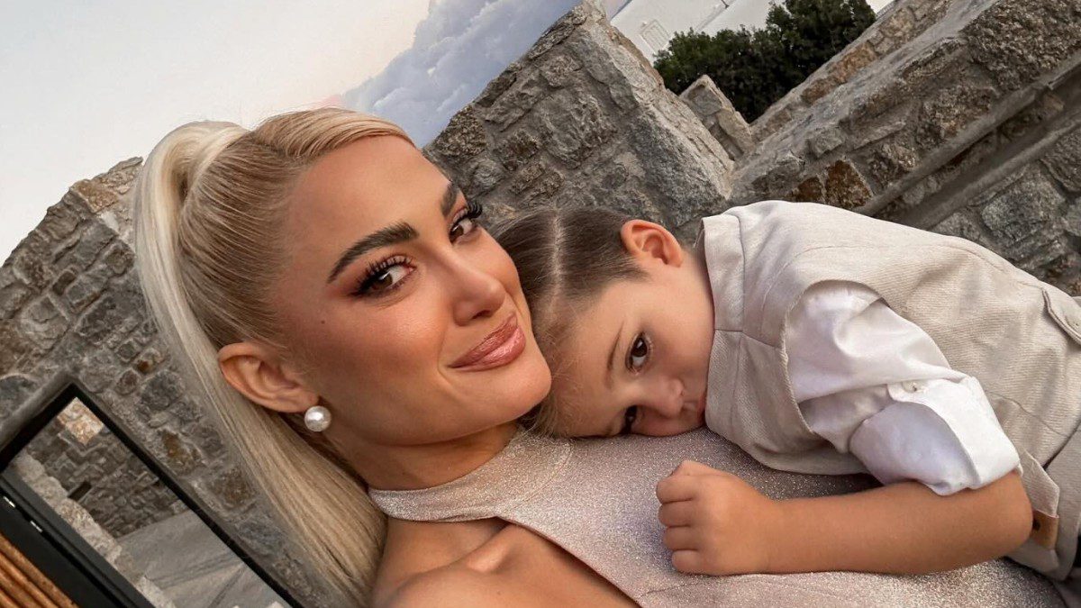 Home 64 Ιωάννα Τούνη: Διδάσκει στον μικρό Παρη για το 1821 και τους τσολιάδες (Βίντεο)