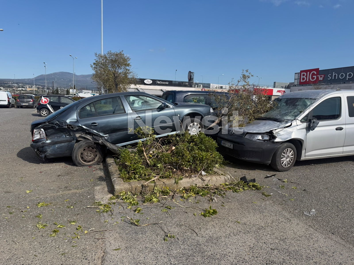 Θεσσαλονίκη: Ηλικιωμένος οδηγός έχασε τον έλεγχο και προσέκρουσε σε 9 σταθμευμένα αυτοκίνητα – Δύο ελαφρά τραυματίες