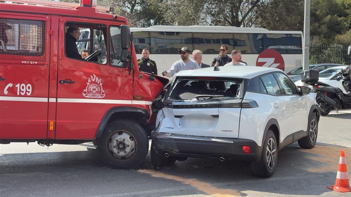 Καραμπόλα 4 αυτοκινήτων με πυροσβεστικό όχημα στην Αθηνών – Ένας τραυματίας, δείτε βίντεο