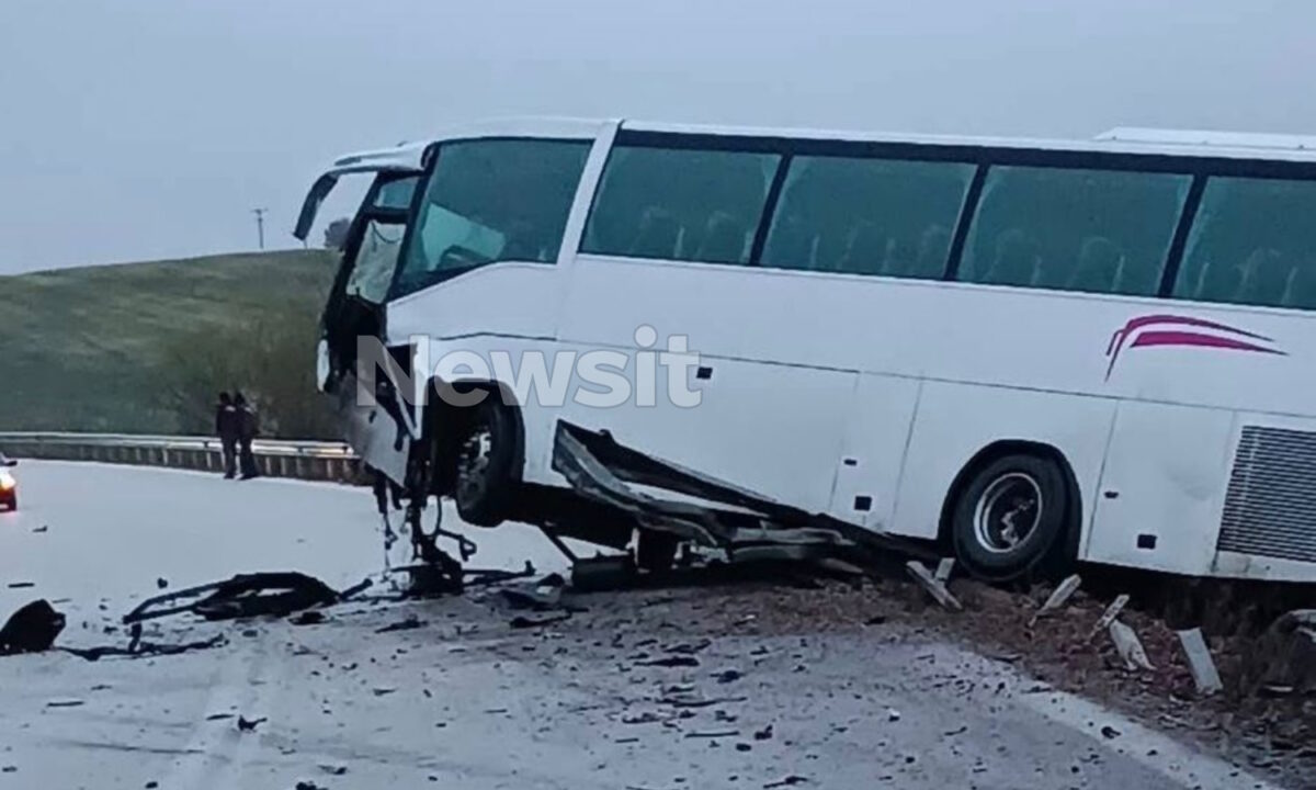 Φθιώτιδα: Θρήνος για τον 21χρονο που σκοτώθηκε στο τροχαίο – «Το αυτοκίνητο καρφώθηκε στο λεωφορείο και διαλύθηκε»