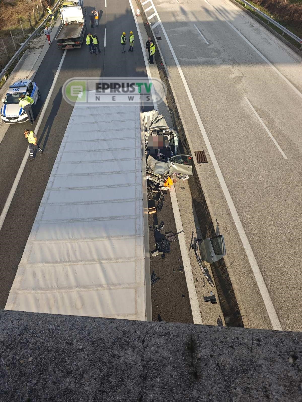 Εγνατία: «Δεν έπεφτε χαλάζι – Ο εργαζόμενος που έχασε τη ζωή του μόλις είχε ξεκινήσει εργασία», αναφέρει αυτόπτης μάρτυρας του διπλού δυστυχήματος 8 Το αυτοκίνητο μετά τη σύγκρουση με τη νταλίκα