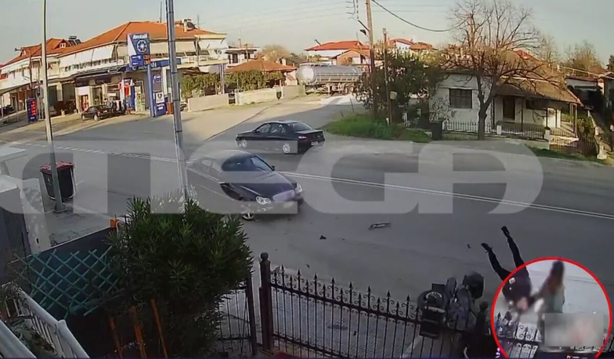 Ημαθία: Καθηλωτικό βίντεο από σύγκρουση μηχανής με αυτοκίνητο – Από θαύμα σώθηκε πεζή που παρασύρθηκε