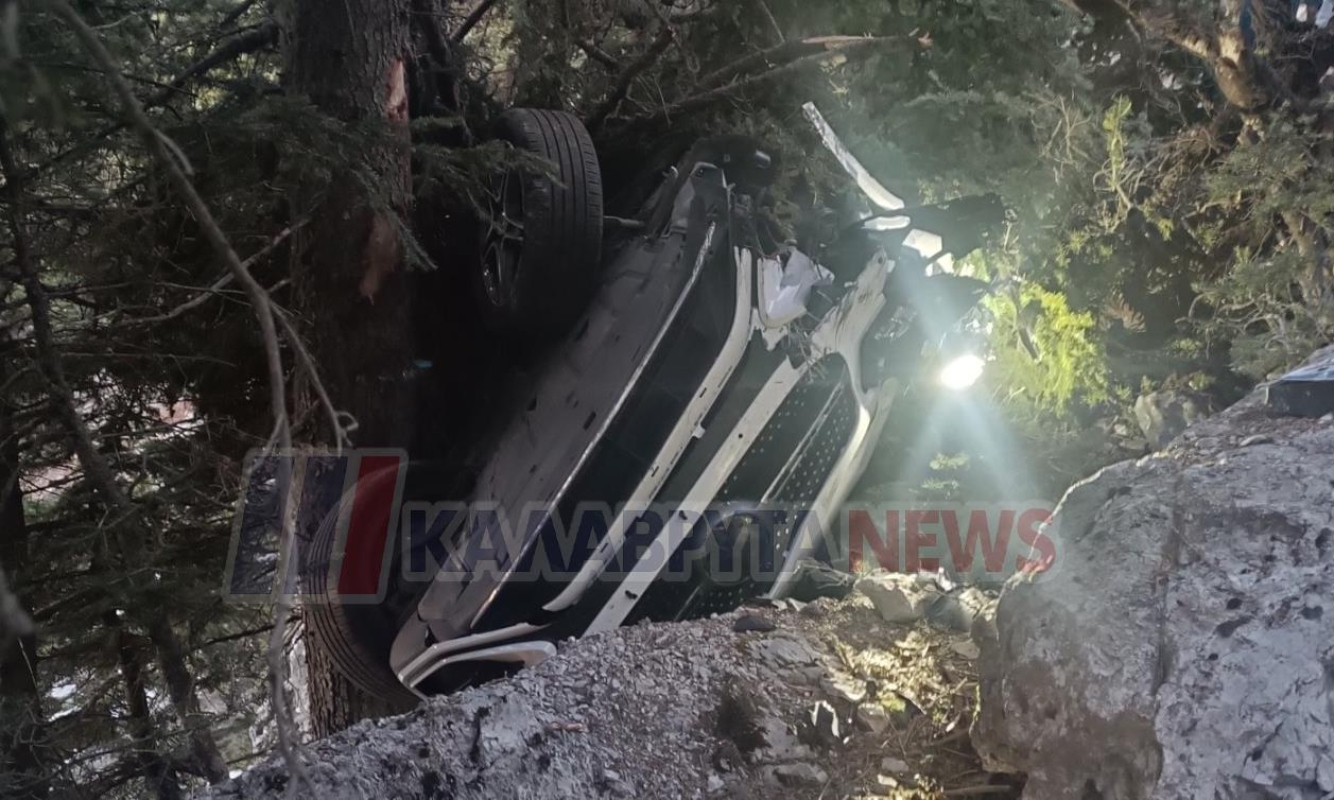 Νεαρή οδηγός καρφώθηκε σε δέντρο στα Καλάβρυτα: Άμορφη μάζα το αυτοκίνητο, σώθηκε από θαύμα – Δείτε εικόνες 6 Αυτοκίνητο σε δέντρο