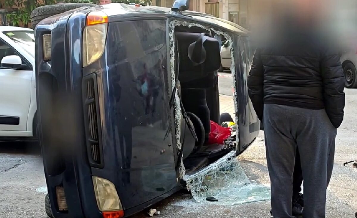 Ανατροπή αυτοκινήτου στην Κυψέλη – Πυροσβέστες διέσωσαν ηλικιωμένο οδηγό