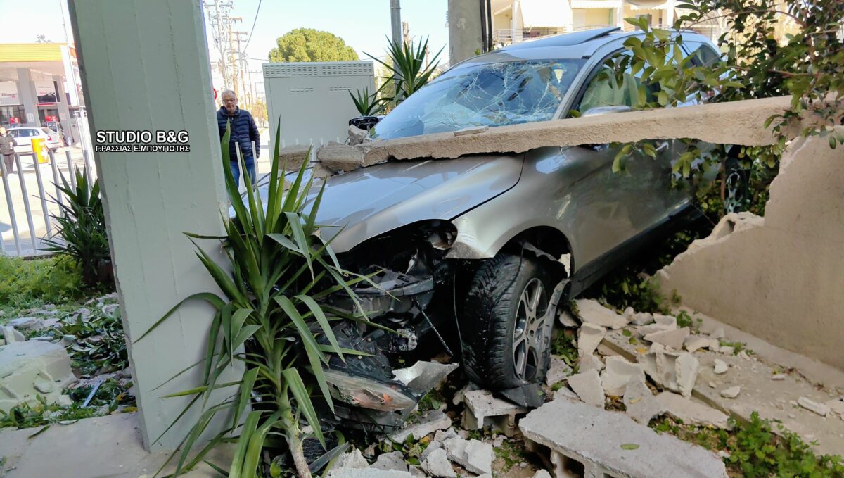 Σοβαρό τροχαίο στο Ναύπλιο: Όχημα «εισέβαλε» σε αυλή πολυκατοικίας 5 τροχαίο