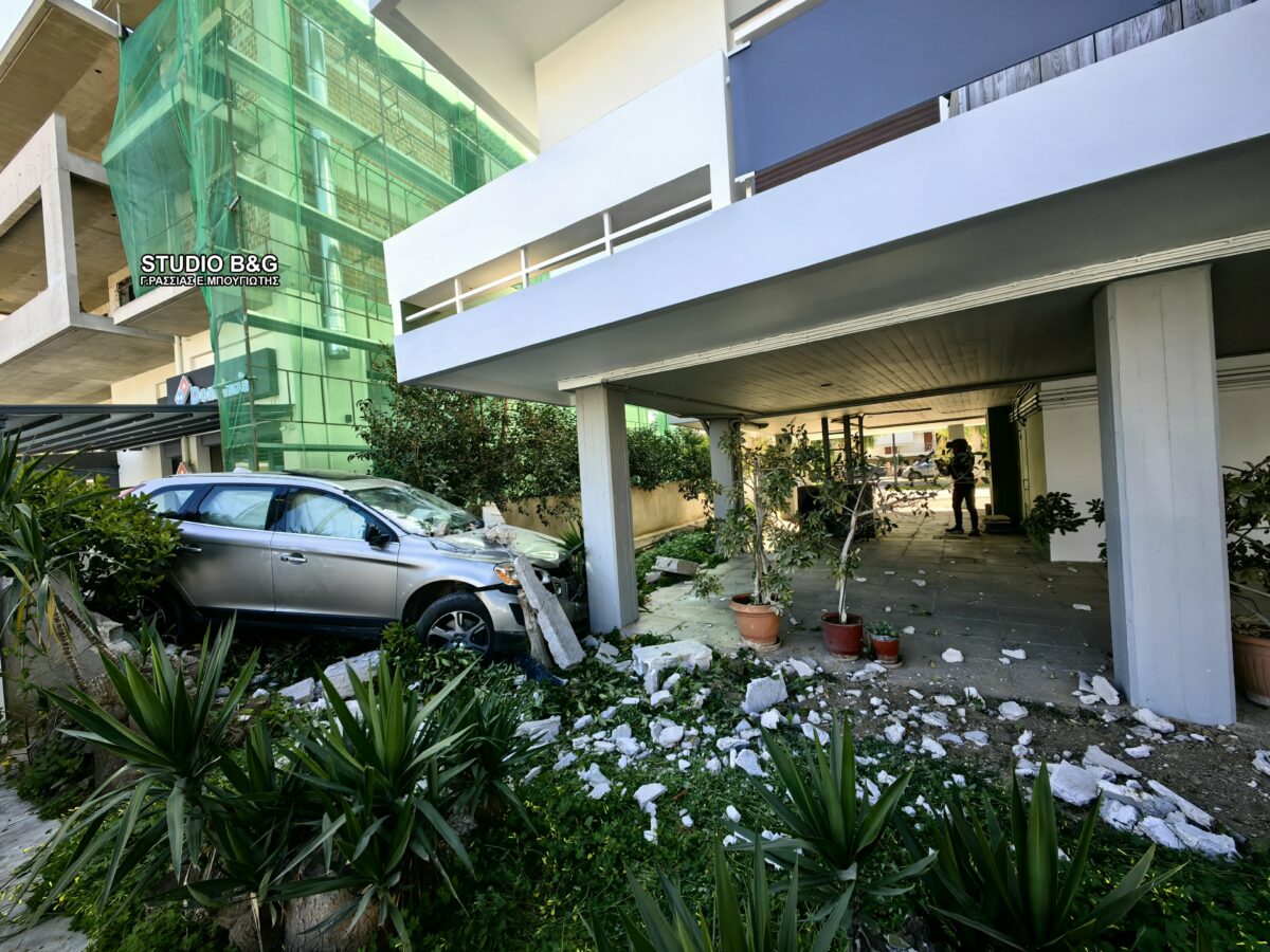 Σοβαρό τροχαίο στο Ναύπλιο: Όχημα «εισέβαλε» σε αυλή πολυκατοικίας 6 τροχαίο