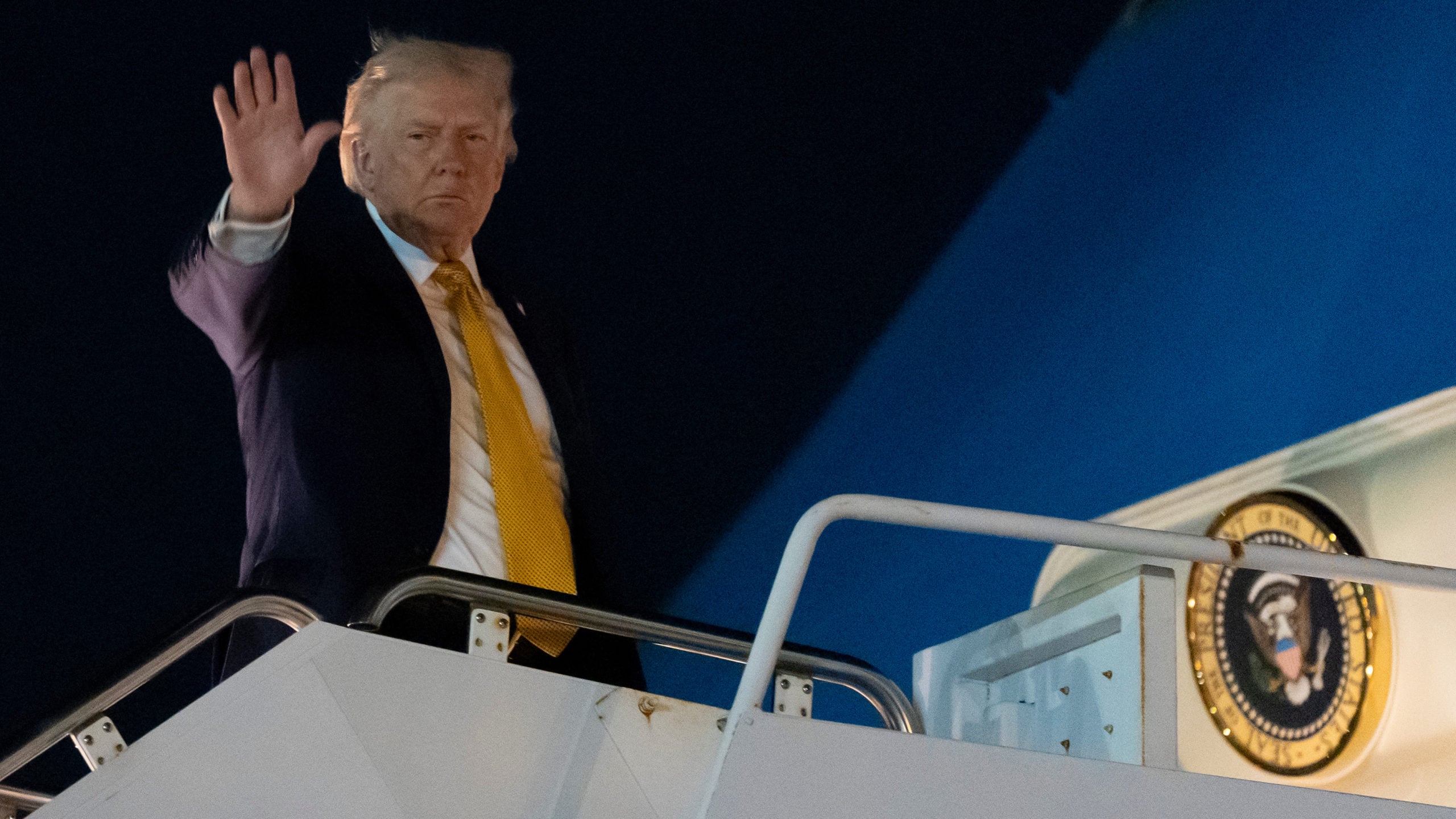 Τραμπ: Άνευ προηγουμένου στρατιωτικές επιπτώσεις, αν δεν απομακρυνθούν οι νάρκες από τα Στενά του Ορμούζ