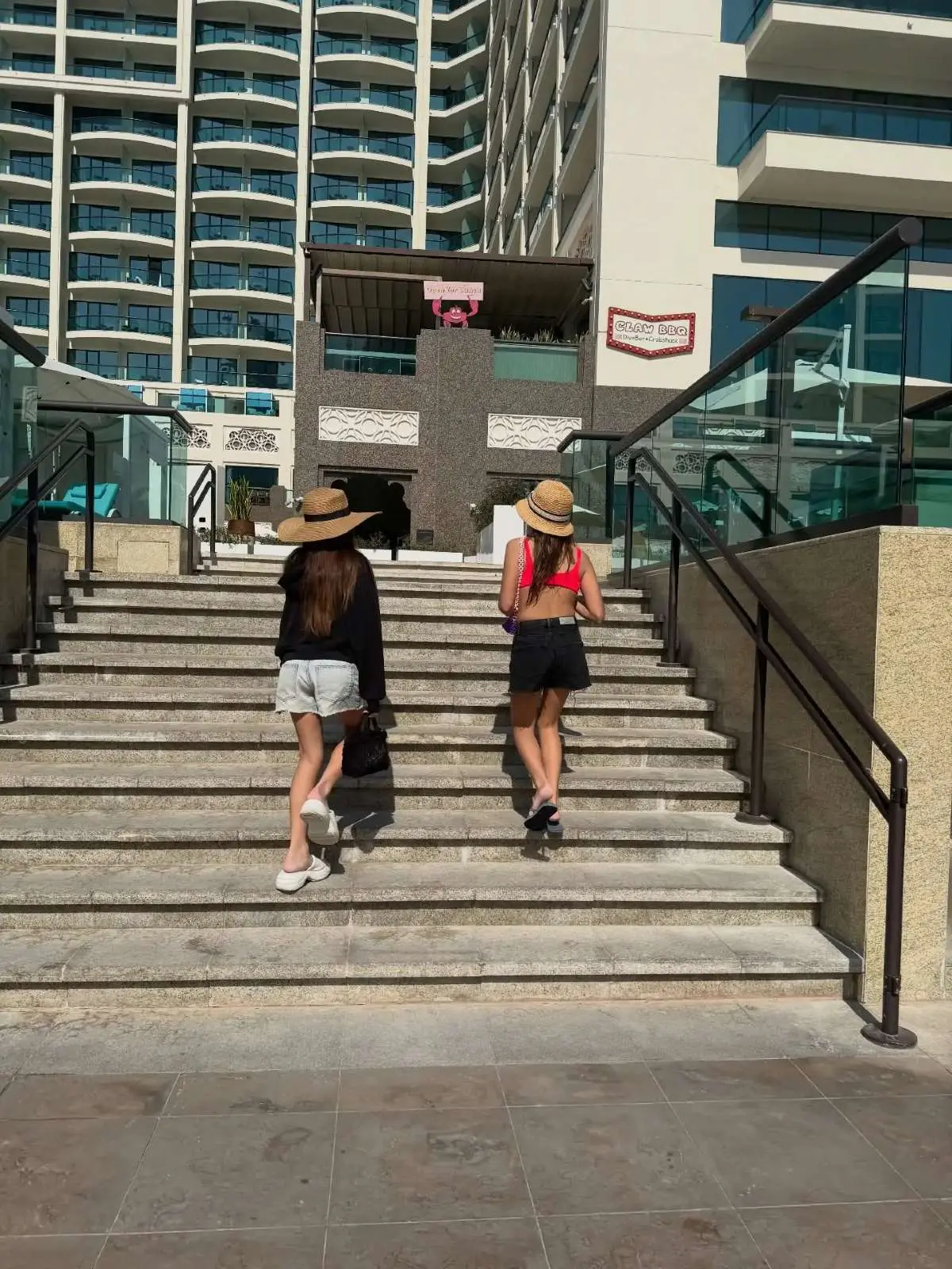 Τσιμτσιλή για τις επιθέσεις στο Ντουμπάι: «Ήμουν εκεί μόλις μια εβδομάδα πριν, στάθηκα τυχερή» 16 Η Σταματίνα Τσιμτσιλή στο Ντουμπάι