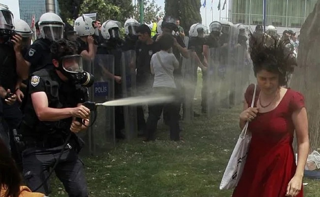 Τουρκία: Ο αστυνομικός που ψέκασε χημικά στη «γυναίκα με τα κόκκινα» υποχρεώθηκε να φυτέψει 300 δέντρα