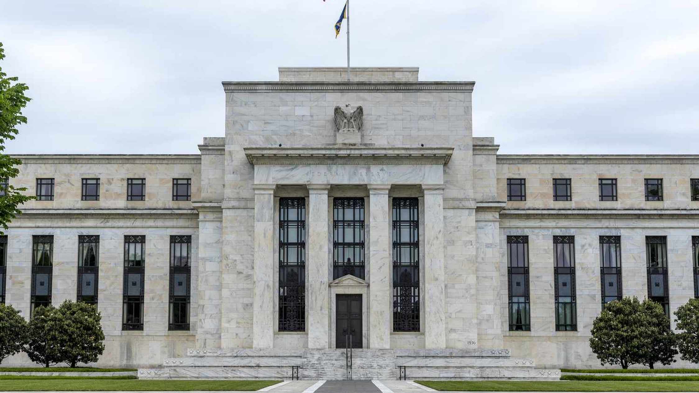 Η Fed κράτησε σταθερά τα επιτόκια