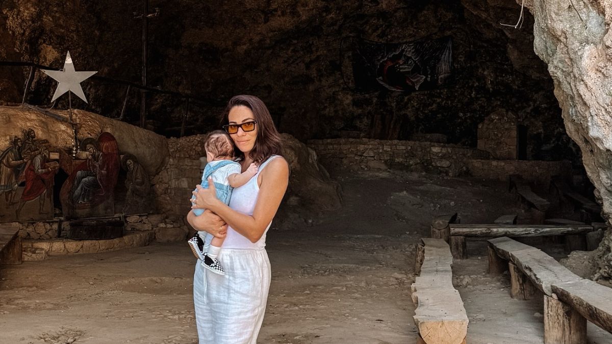 Βαλαβάνη: Περίπατος στην ακτή με τον γιο της – «Μια γυναίκα που ζει το όνειρο της μητρότητας»