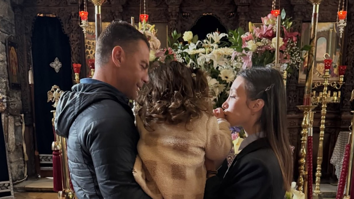 Home 67 Αγγελόπουλος – Βαμβακούση: Στην εκκλησία με την μικρή τους (Εικόνες)