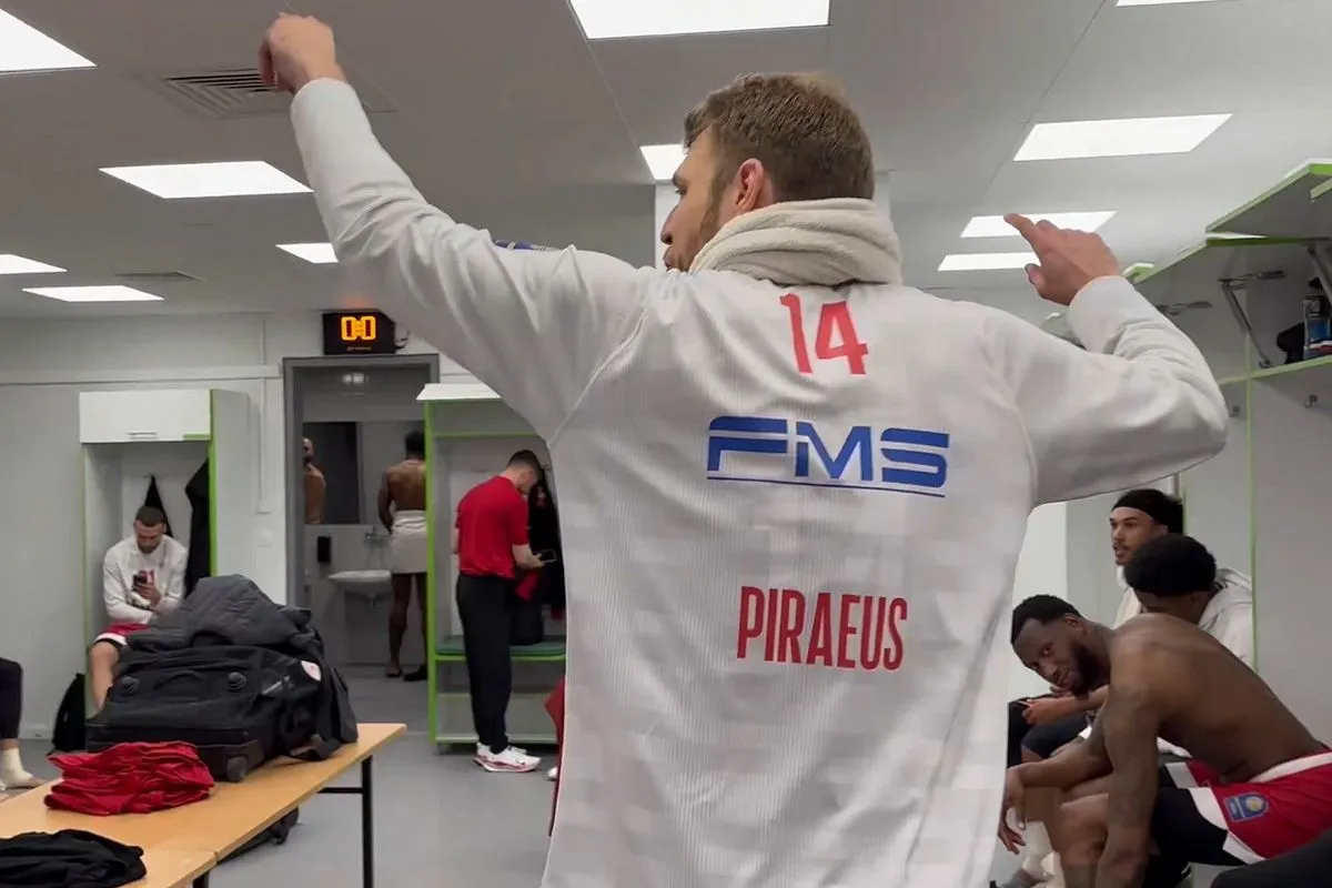 Επικός Βεζένκοφ για Λαρεντζάκη στα αποδυτήρια: «Κερνάει σούσι όλη την ομάδα»