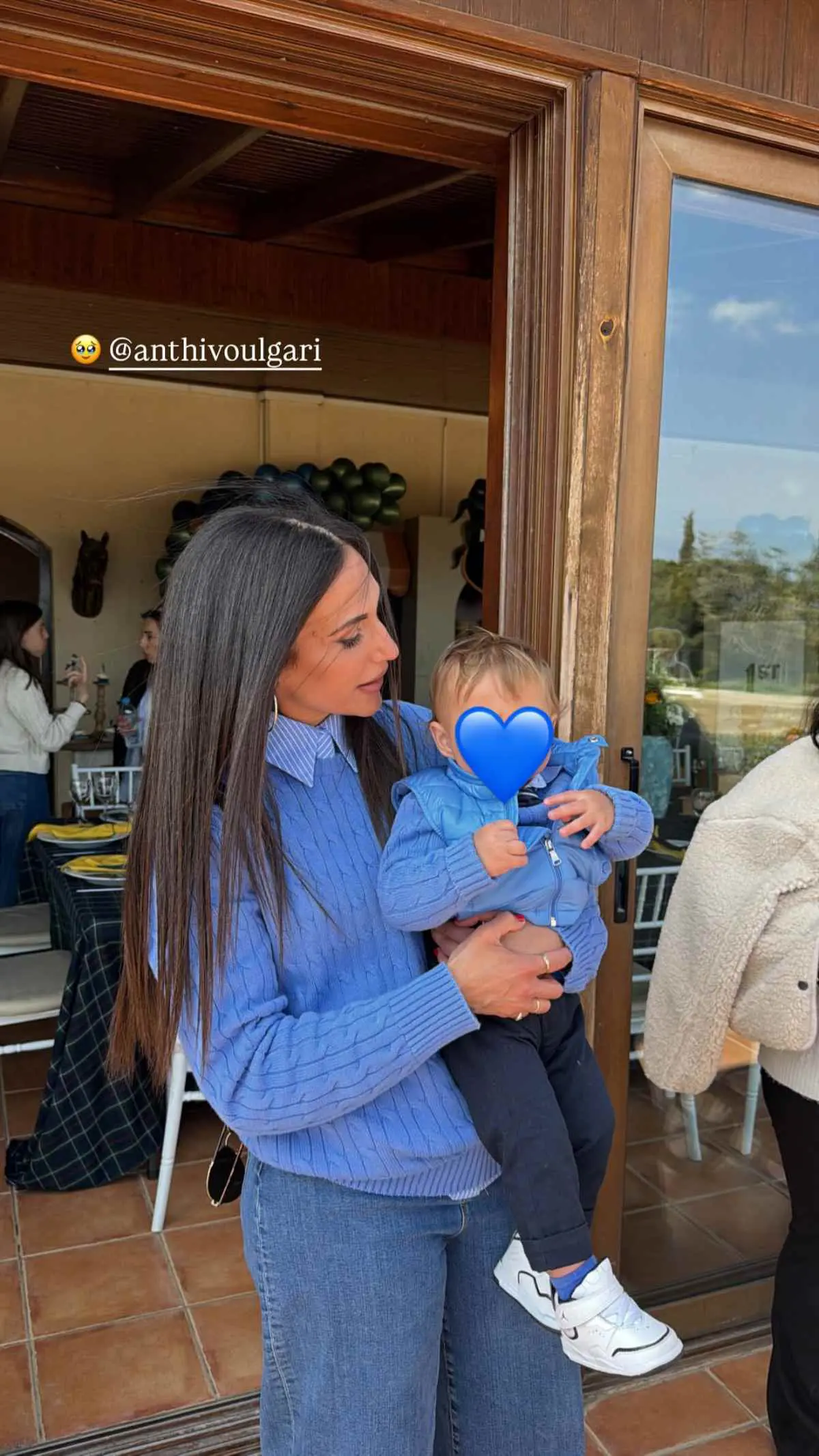 Η Ανθή Βούλγαρη αγκαλιά με τον γιο της