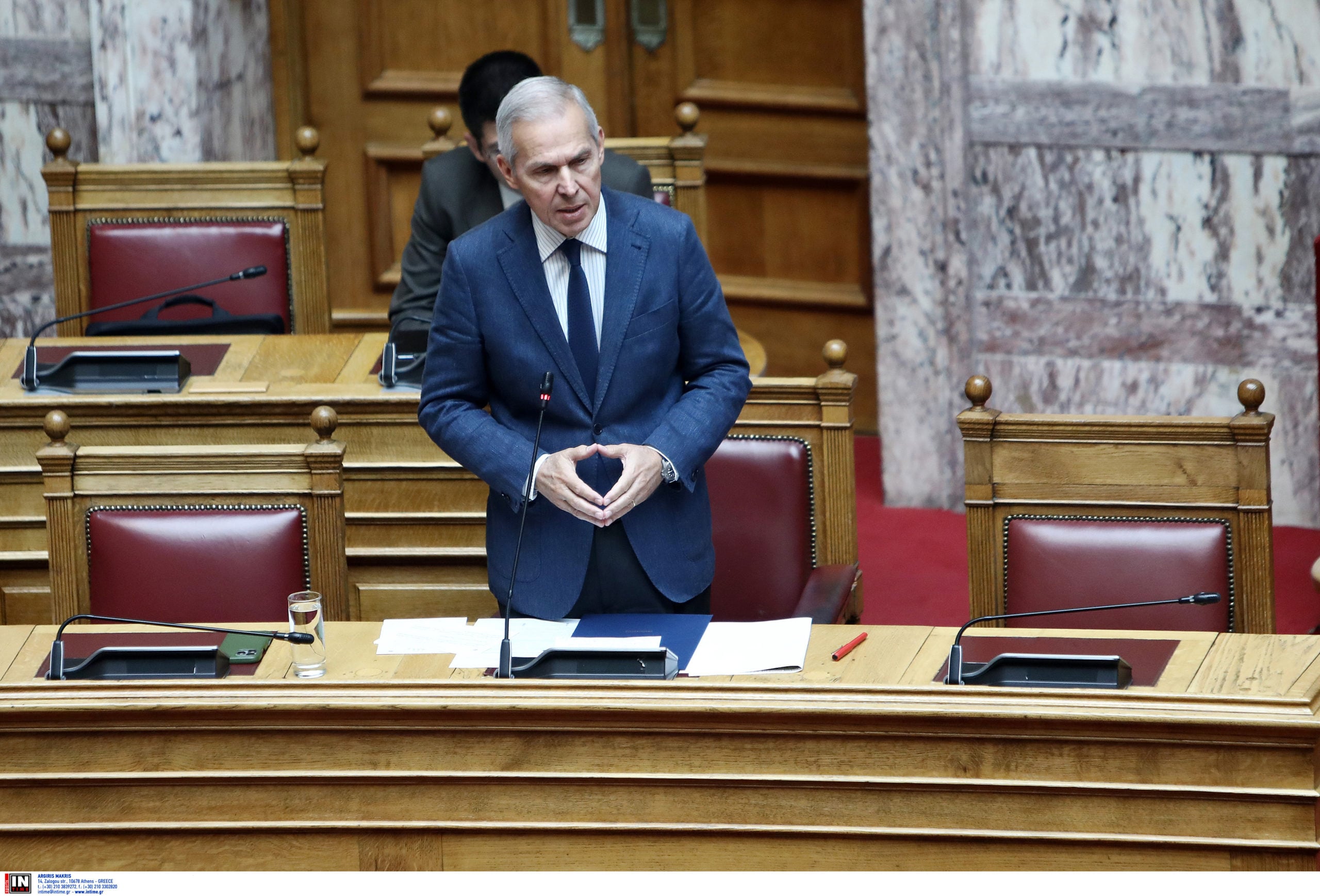 Δαβάκης στη Βουλή: Η Ελλάδα δεν συμμετέχει στη σύρραξη – Απορρίπτει σενάρια ανατροπής καθεστώτων