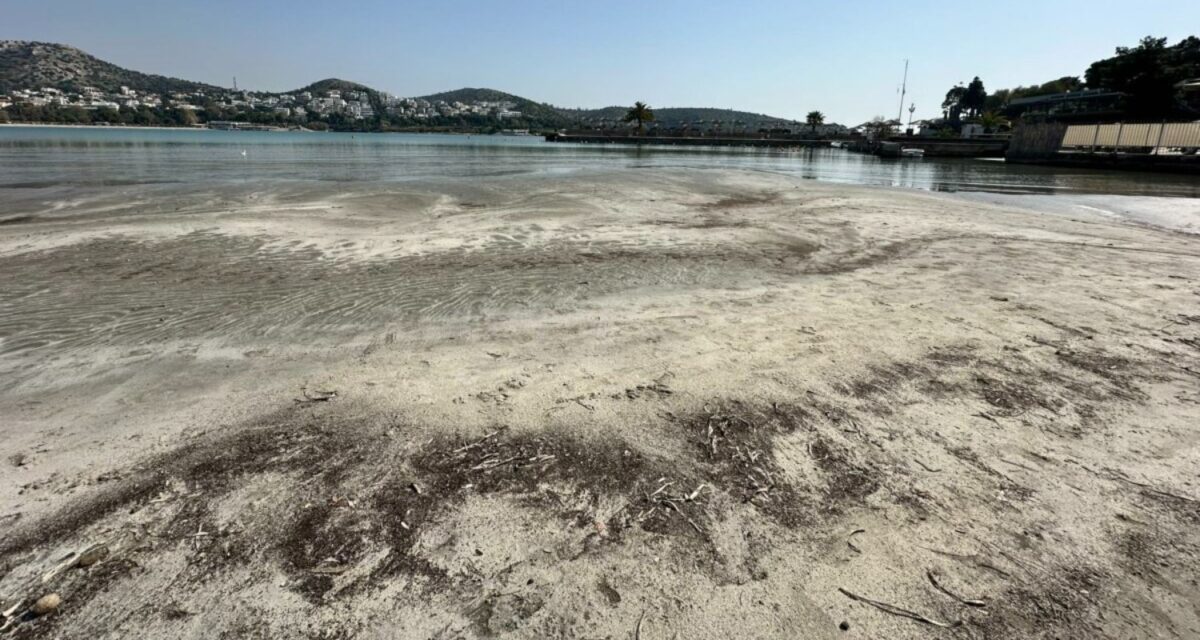 Περίεργο φαινόμενο στη Βουλιαγμένη: Υποχώρησε η θάλασσα και φάνηκε η στεριά