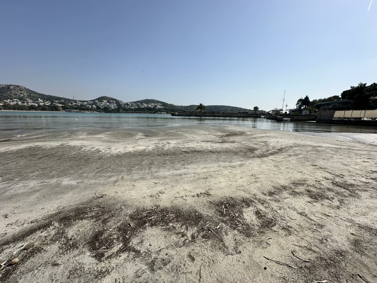 Περίεργο φαινόμενο στη Βουλιαγμένη: Υποχώρησε η θάλασσα και φάνηκε η στεριά