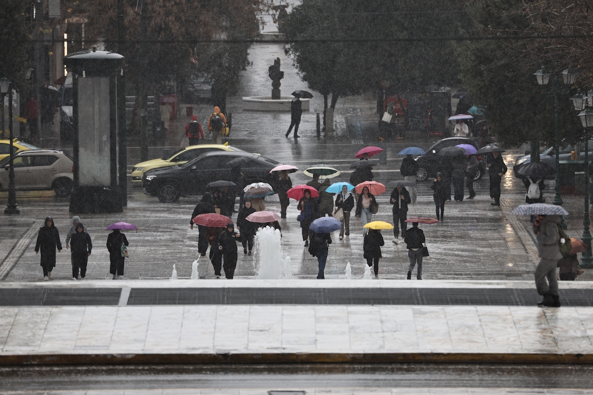 Καιρός σήμερα: Καταιγίδες παντού και χιόνια στα βουνά – Θερμοκρασία έως 18 βαθμούς
