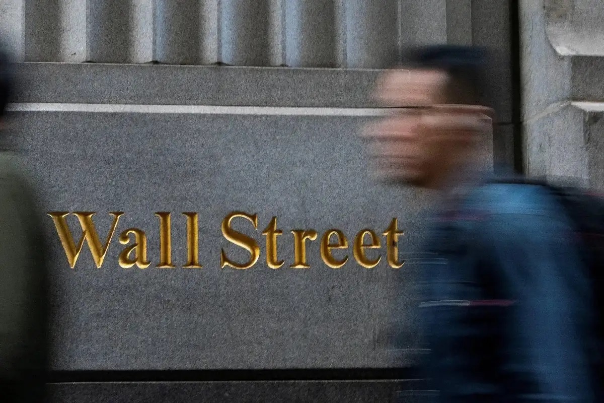 Wall Street: Πτώση 400 μονάδων για τον Dow Jones εξαιτίας της σύγκρουσης στο Ιράν