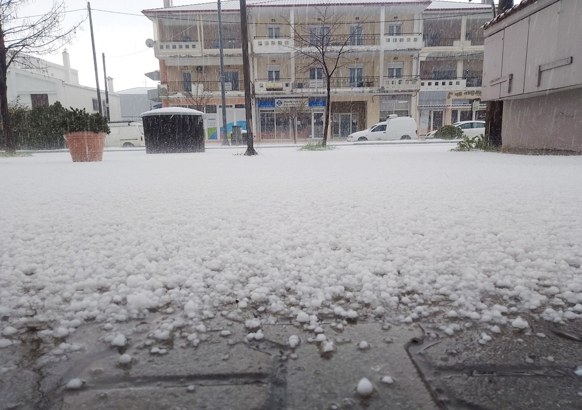 Κακοκαιρία Erminio: Ο Πολύγυρος Χαλκιδικής καλύφθηκε από πυκνό χαλάζι