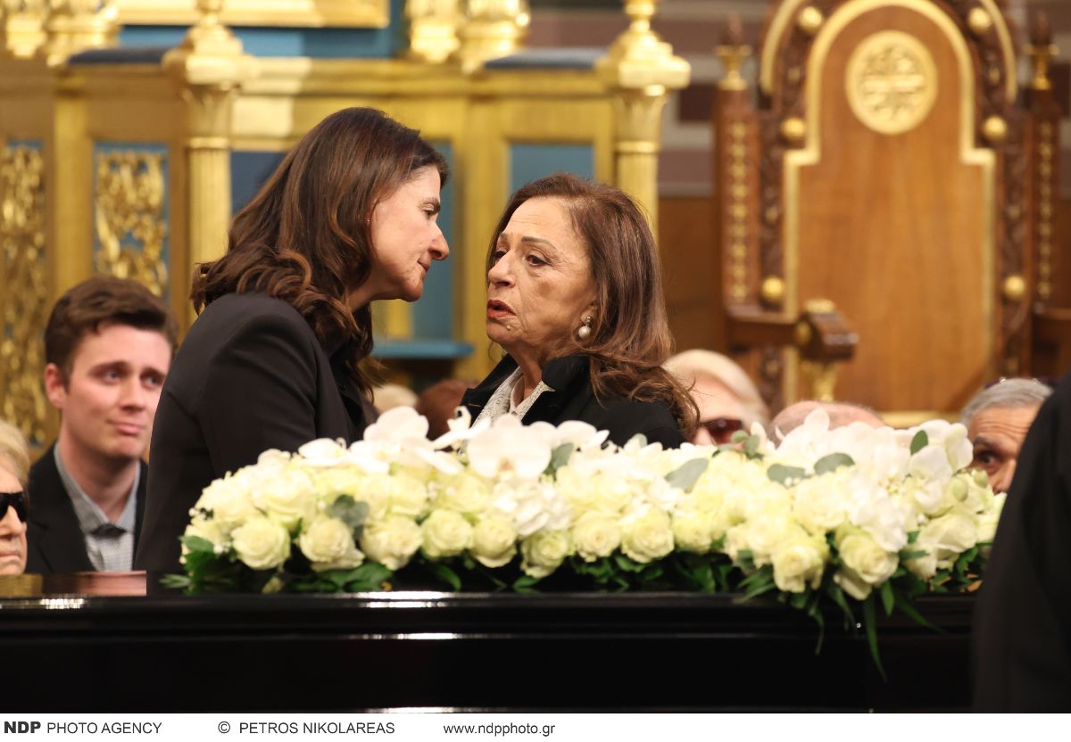 Αποχαιρετισμός Μαρινέλλας: Συγκινεί ο Γιώργος Νταλάρας στον επικήδειο – «Καλό ταξίδι, μάνα» (Βίντεο) 26 Χάρις Αλεξίου, κόρη Μαρινέλλας