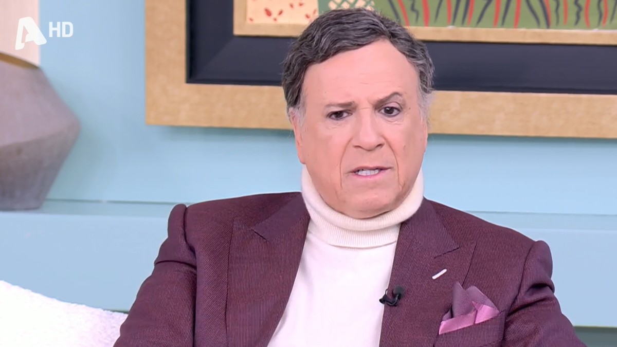 Χάρης Ρώμας: «Παρατηρώ σκηνοθέτη που εμφανίζεται ως ιερή αγελάδα και κάθε τσιτάτο του γίνεται ξαφνικά θέσφατο»