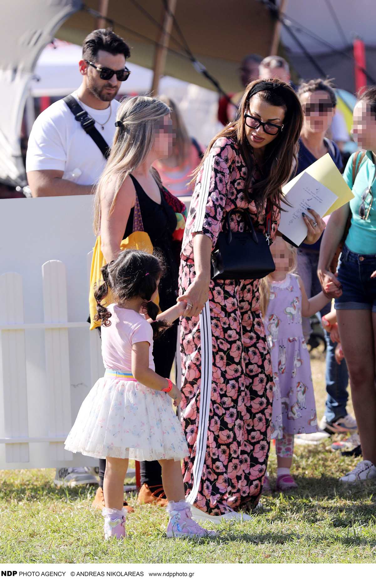 Ετεοκλής Παύλου για το δαχτυλίδι που χάρισε στην Ελένη Χατζίδου: «Είναι επένδυση, σχεδόν το αποπλήρωσα» 7 Η Χατζίδου με την κόρη της