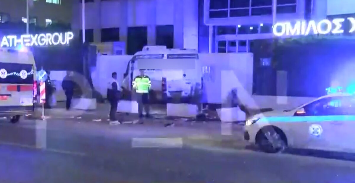 Home 49 Λεωφόρος Αθηνών: Σύγκρουση τριών αυτοκινήτων τα ξημερώματα κοντά στο Χρηματιστήριο