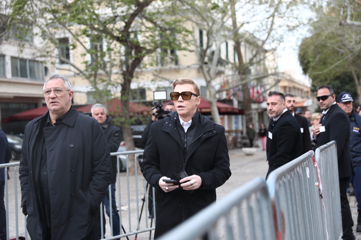 Μαρινέλλα: Ο Γιώργος Λιάγκας ντυμένος στα μαύρα στο Πρωινό προς τιμήν της – «Είναι μια ξεχωριστή μέρα» 20 Ο Ζαχαράτος στην κηδεία της Μαρινέλλας